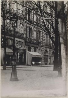 Boiffard Paris Nadja We are going to be servied outside the wine shop